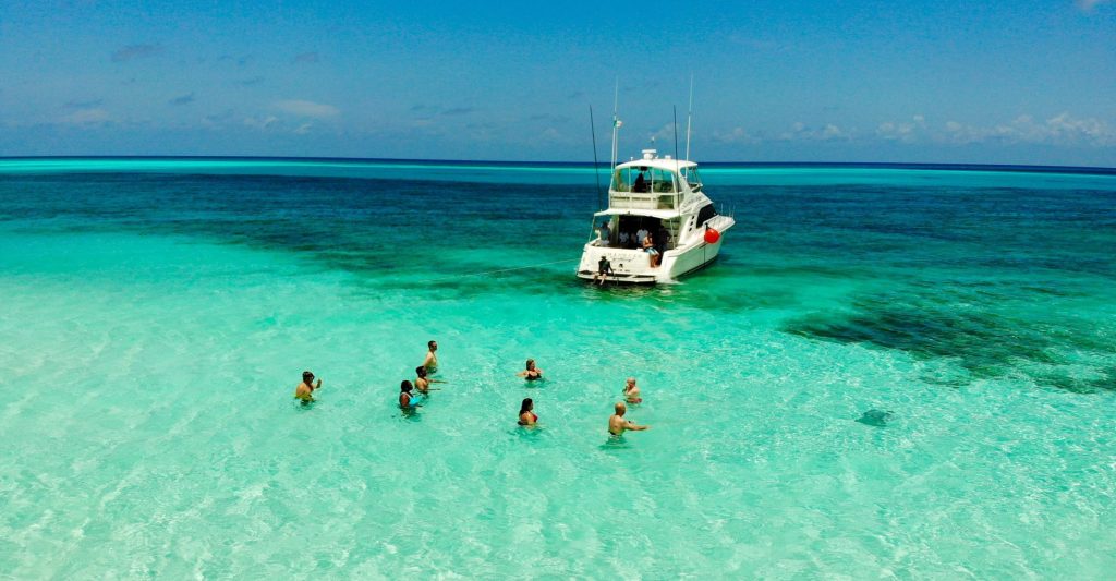 Människor som badar i havet intill Cozumel