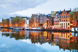 Vackra hus langs med kanalen i Amsterdam