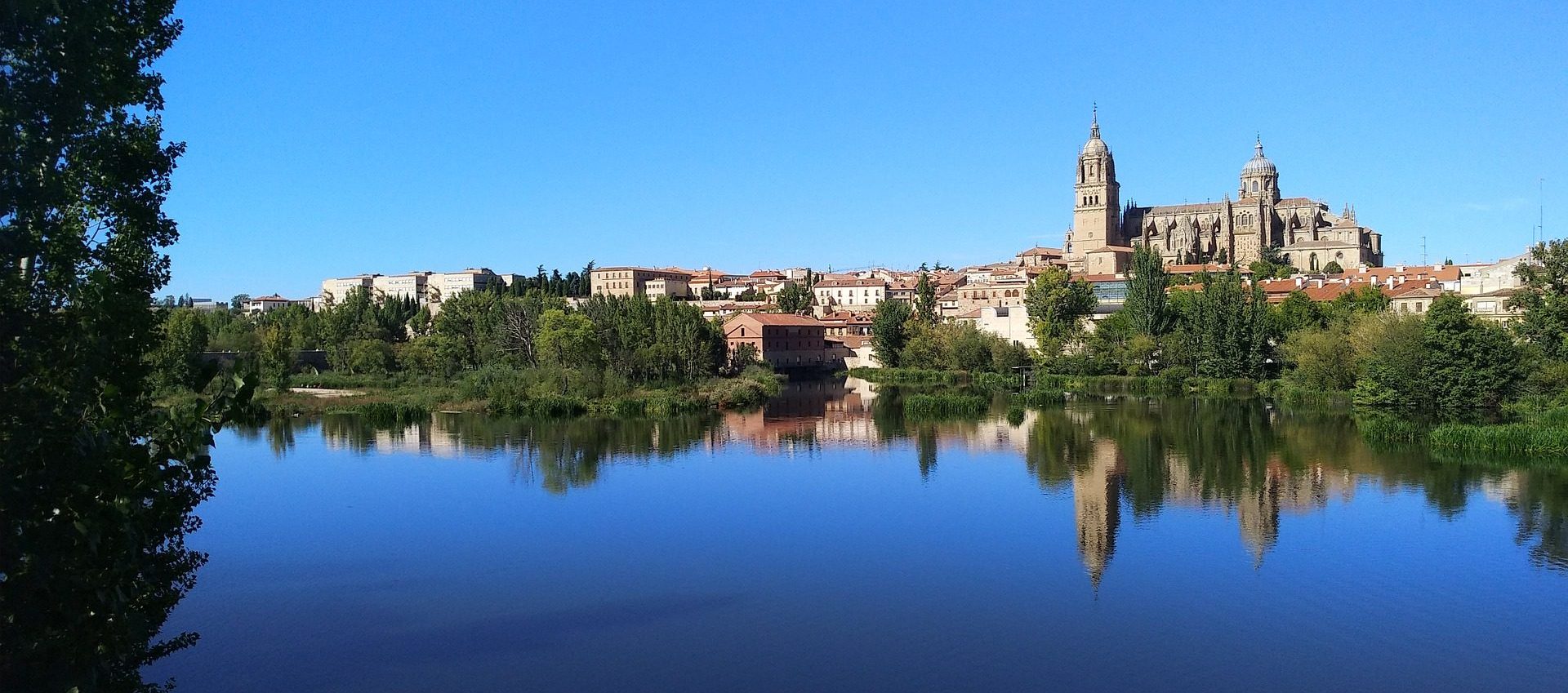 Salamanca speglas i Dourofloden